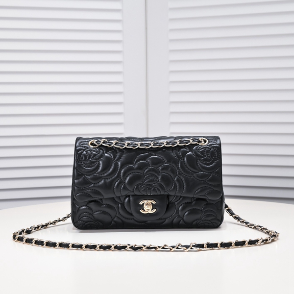 シャネルバッグ正面デザイン